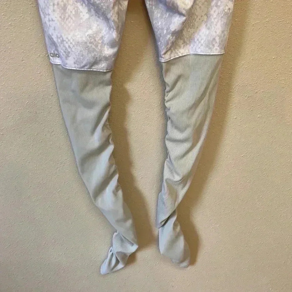 ALO Yoga Women’s Goddess Leggings - Picture 8 of 10